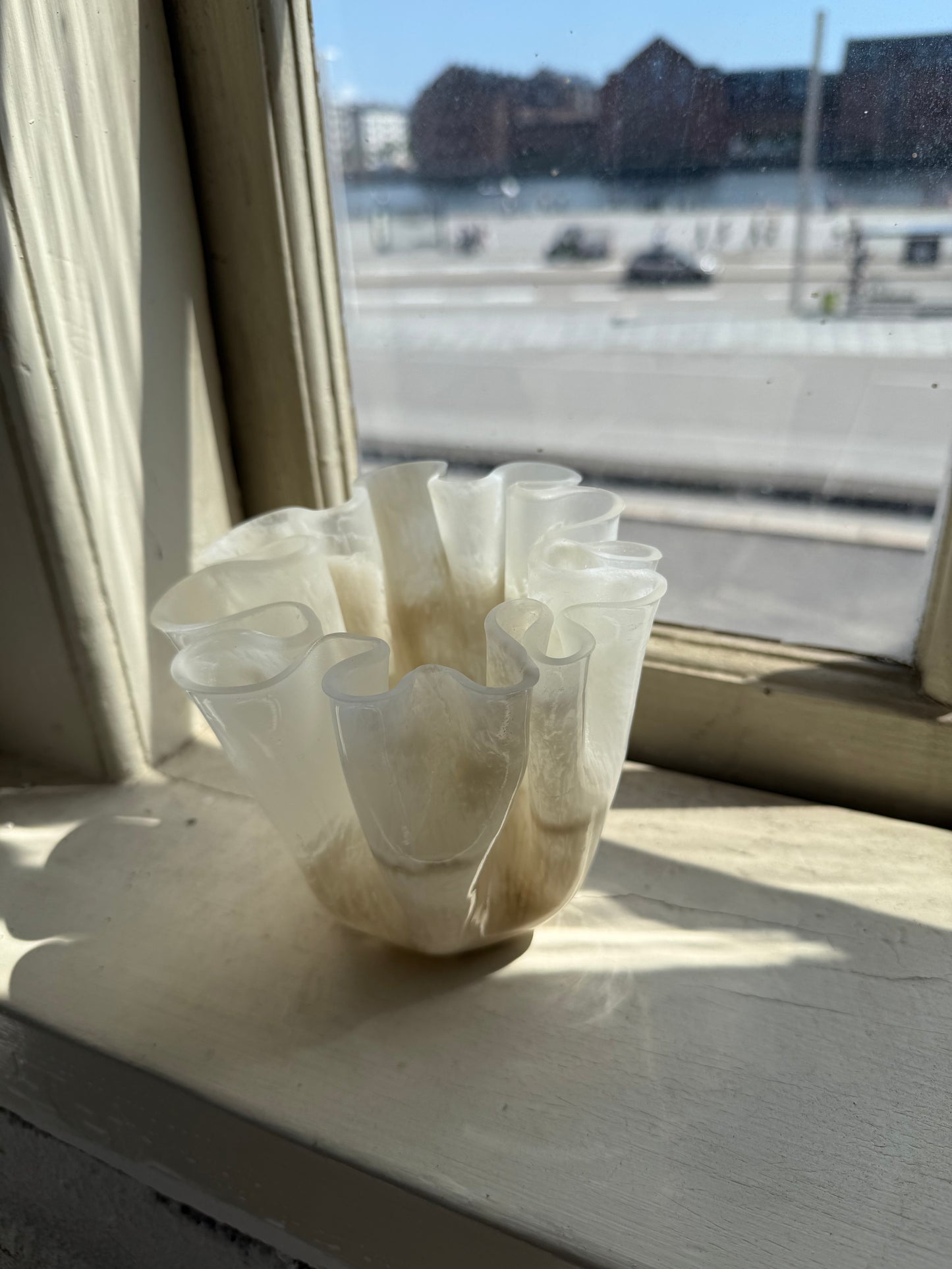 Alba mini som kunst og dansk interiør design i organiske former fra waves studio i form af biobaseret vase eller skulptur til en vindueskarm