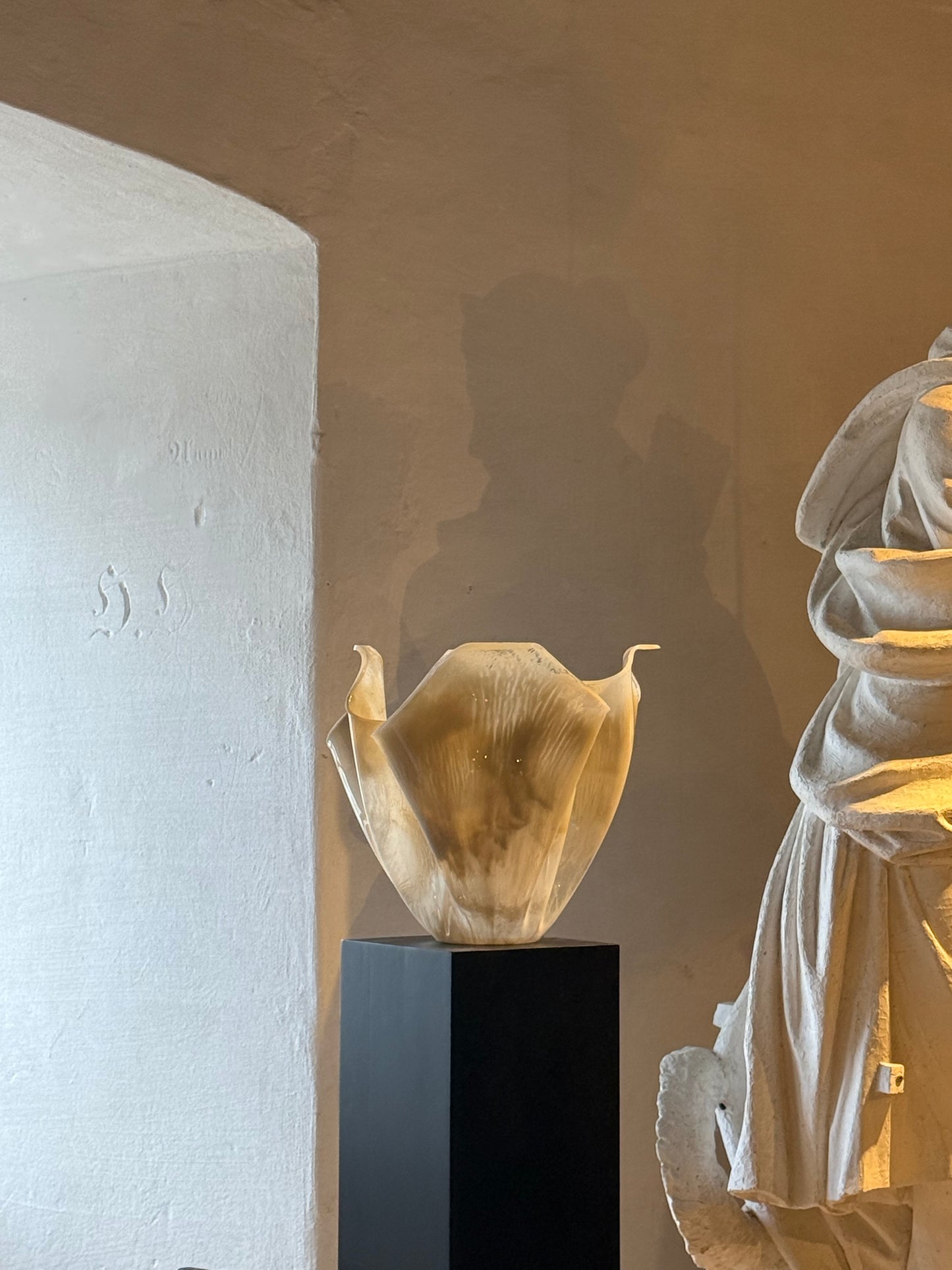 Aura kunst som dansk interiør design i organiske former fra waves studio i form af biobaseret vase eller skulptur til sin vindueskarm