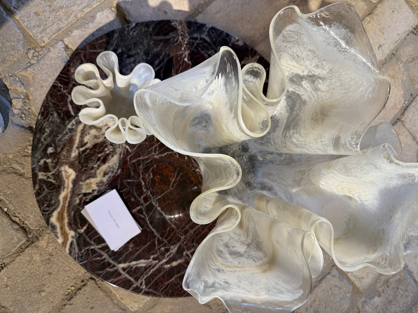 Aura kunst som dansk interior design i organiske former fra waves studio i form af biobaseret vase og skulptur