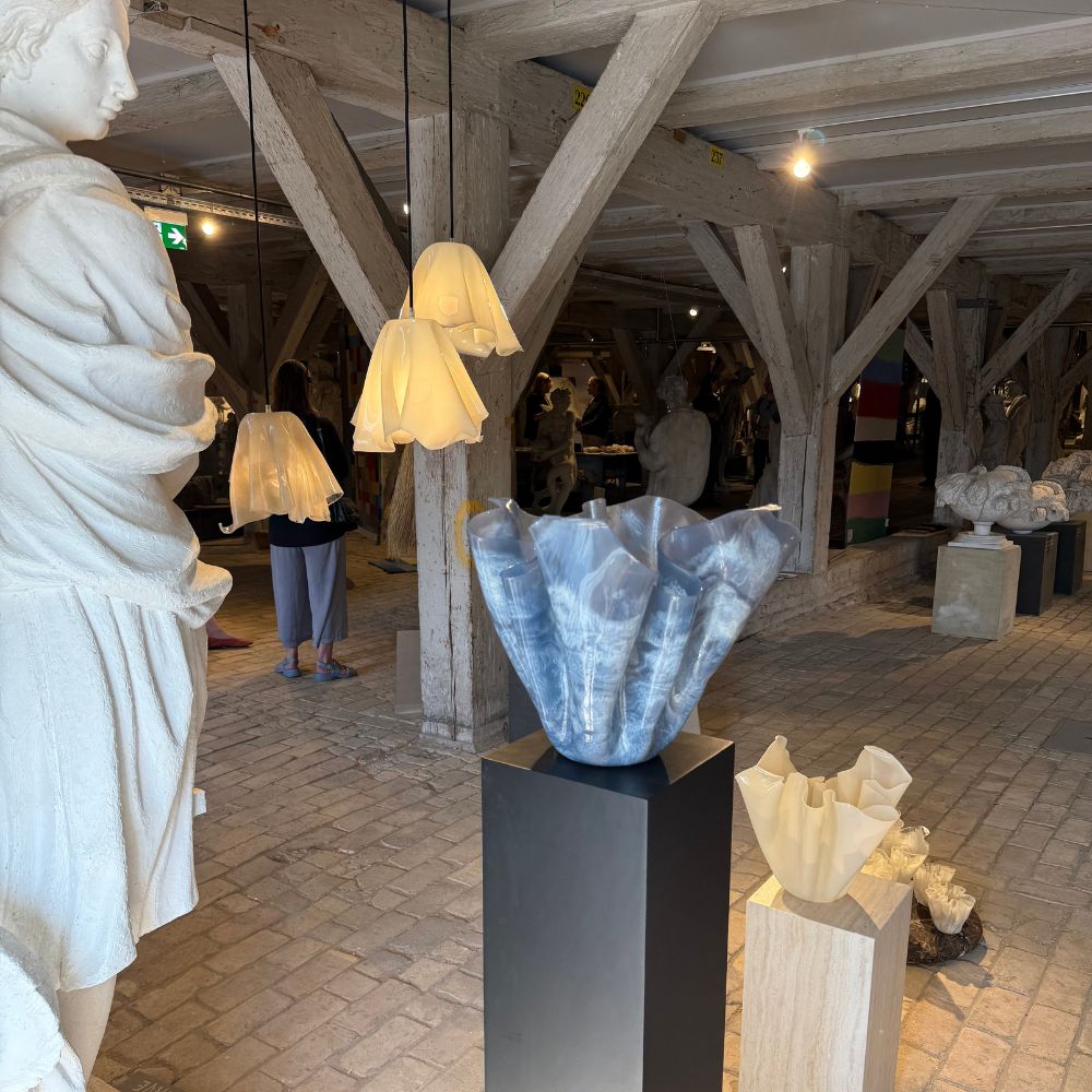 Nova kunst som dansk interior design i organiske former fra waves studio materiale af biobaseret resin som vase og skulptur på udstilling