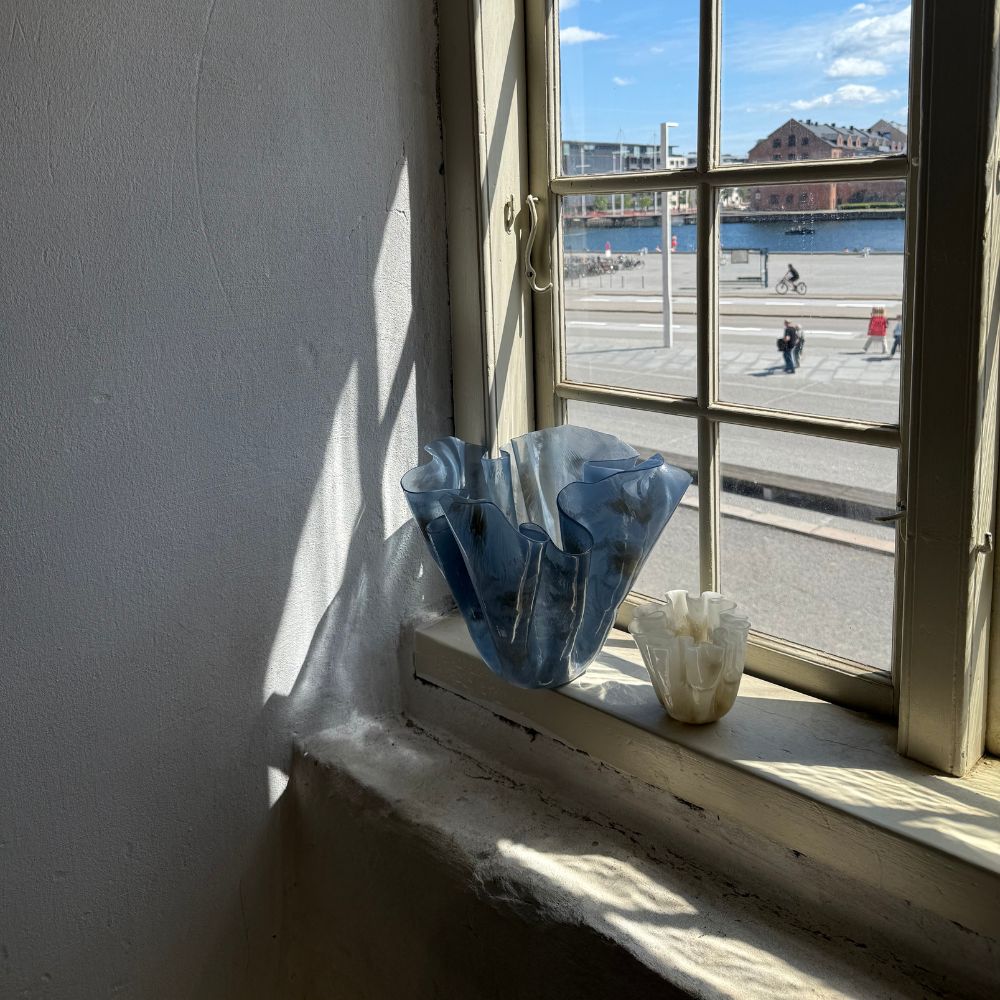 Nova kunst som dansk interior design i organiske former fra waves studio materiale af biobaseret resin som vase og skulptur i vindueskarm