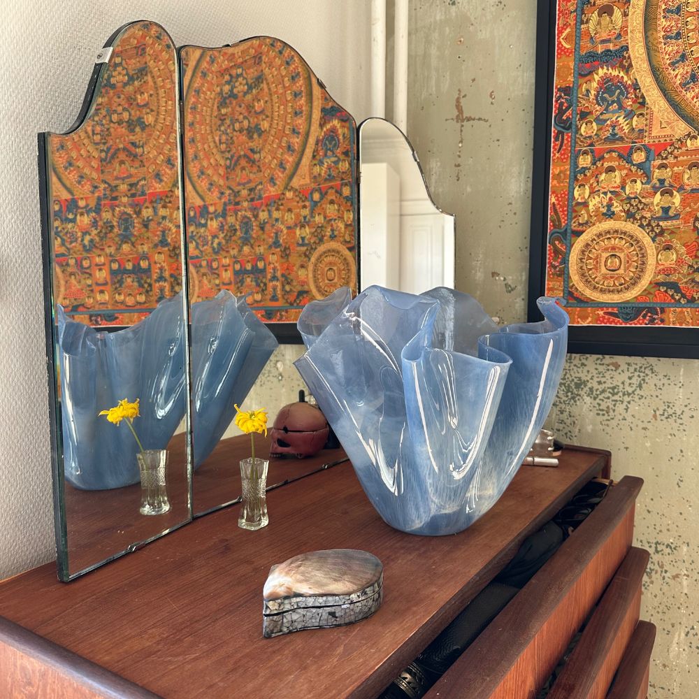 Nova kunst som dansk interior design med organiske former fra waves studio materiale af biobaseret resin som vase og skulptur