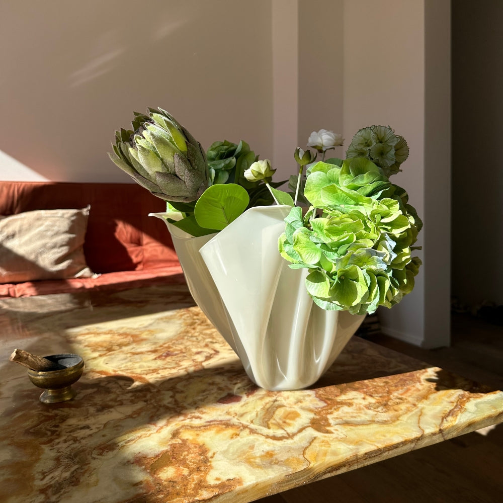 serenity vase med blomster forener natur og form et stille kunstobjekt i dansk design skabt i biobaseret resin af waves studio