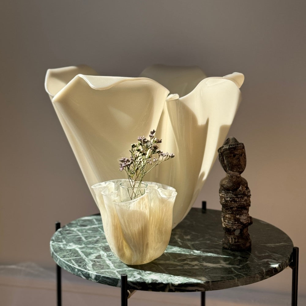 Alba mini kunst som dansk interior design som vaser og skulpturer i organiske former på bord med Serenity