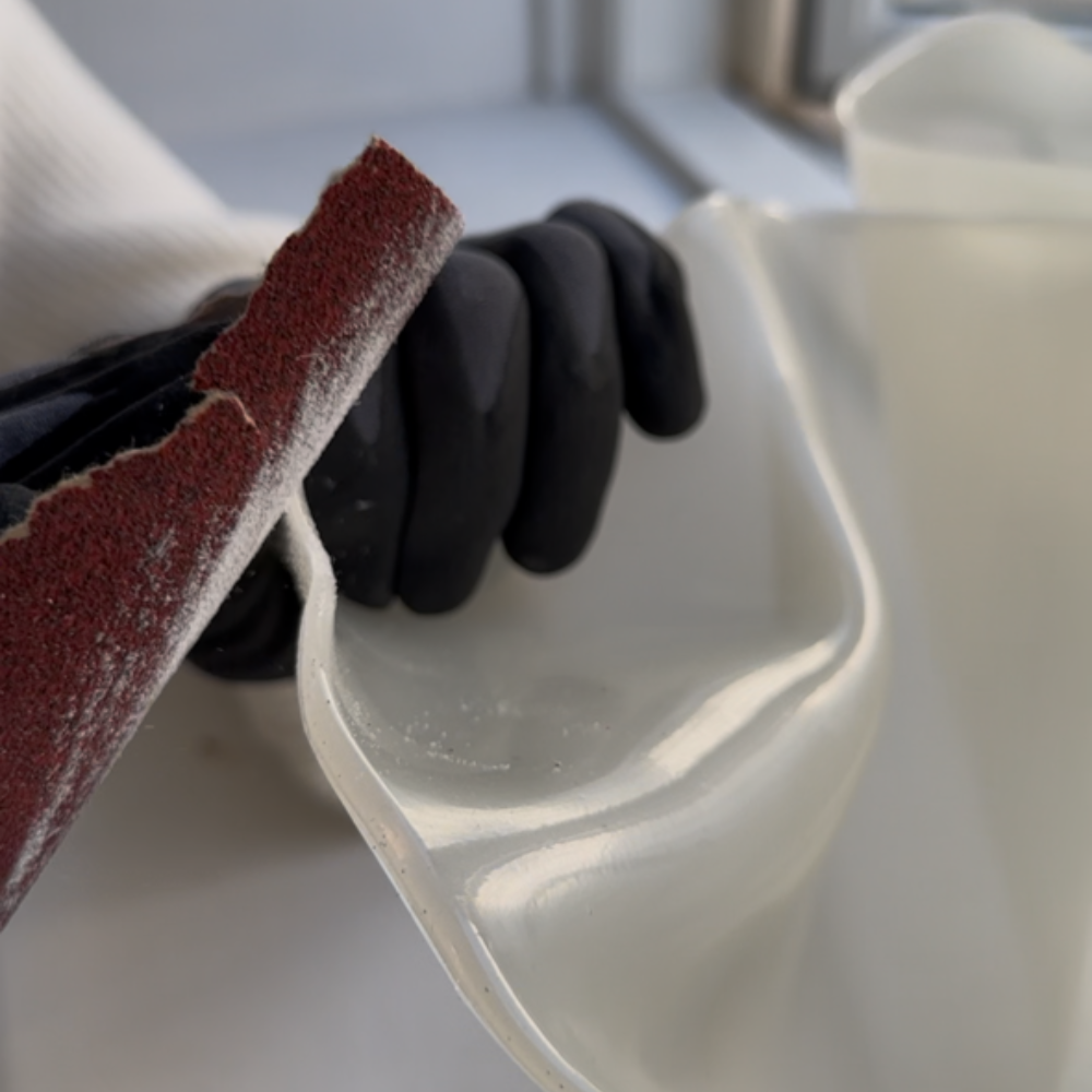 Original kunst fremstillet af biobaseret resin som dansk interior design giver en stor vase og skulptur med organiske former fra dette studie ved slibning i produktionen