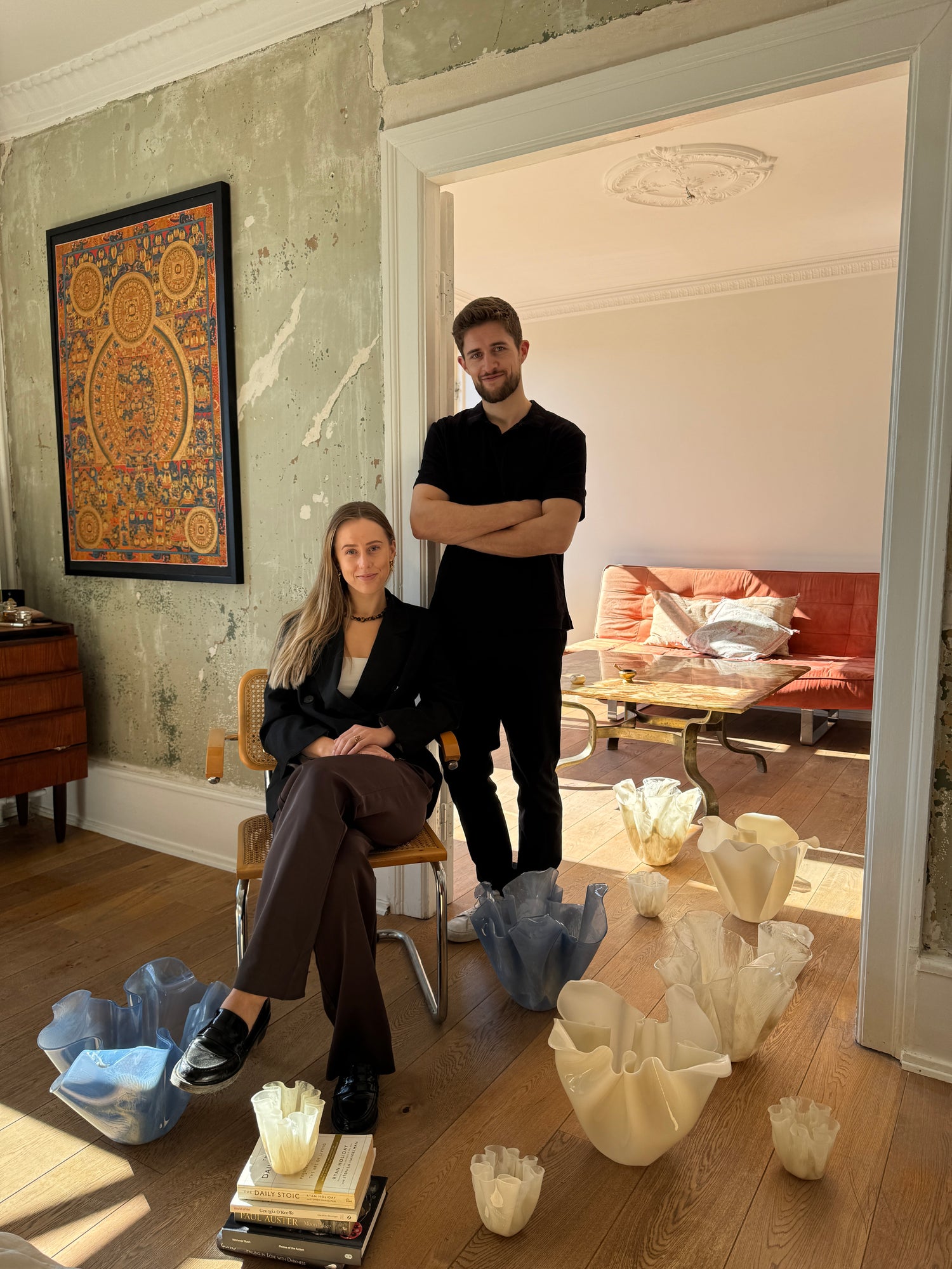 Waves studio founders historie med original kunst af biobaseret resin som dansk interior design som stor vase og skulptur i organiske-former-founders
