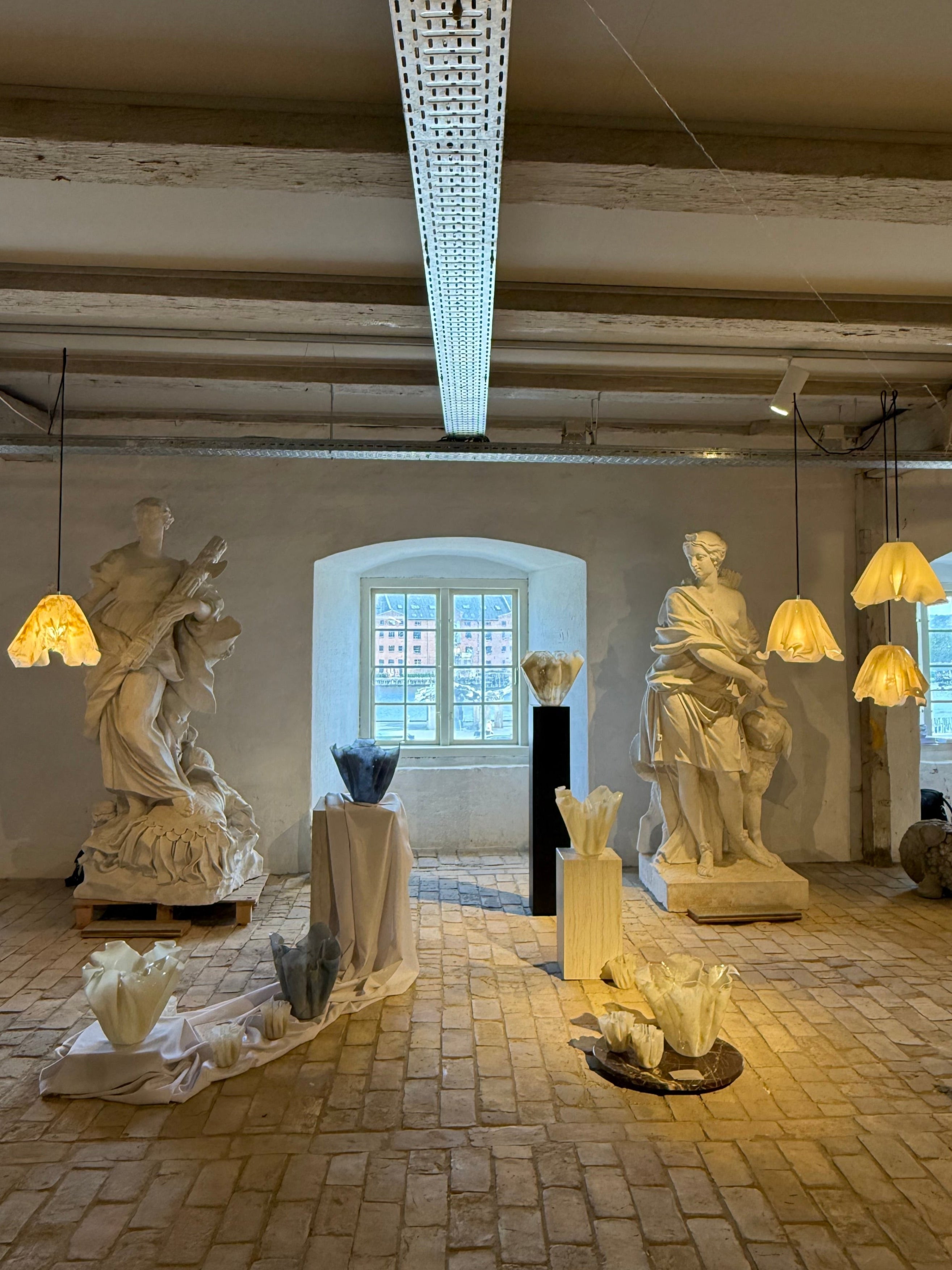 Wavesstudio som original kunst og dansk interior design som skulpturer  vaser og lamper i organiske former